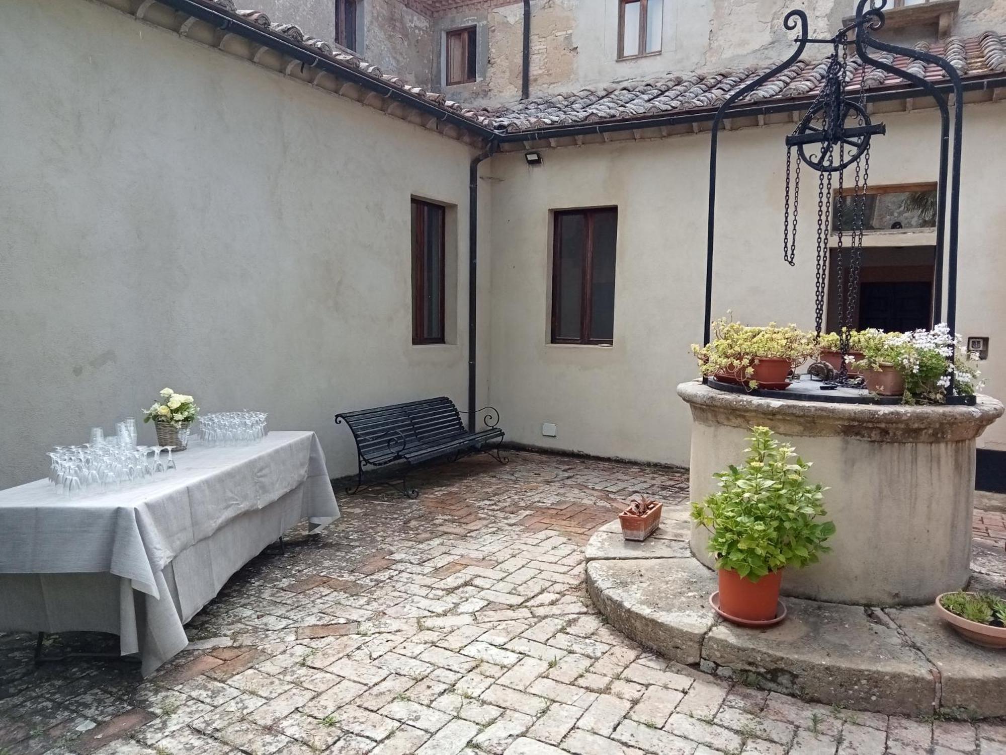 Chiostro Delle Monache Hostel 볼테라 외부 사진